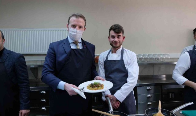 Gümüşhane'de protokol üyeleri mutfağa girdi