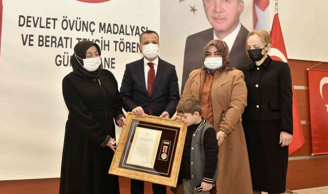 Gümüşhane'de şehit ailesine Devlet Övünç Madalyası tevcih töreninde gözyaşları sel oldu