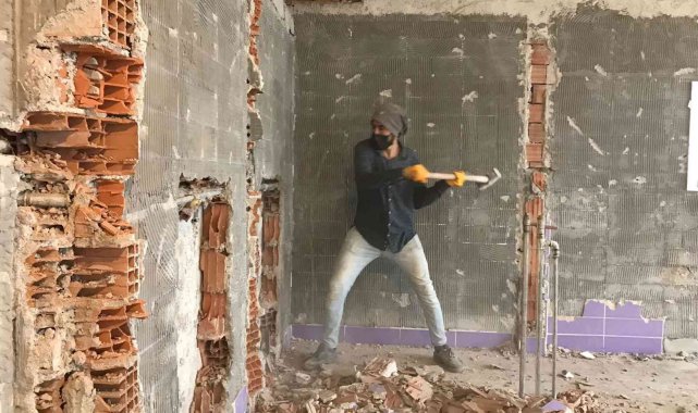 Gündüz inşatta, akşam spor salonunda ter döküyor