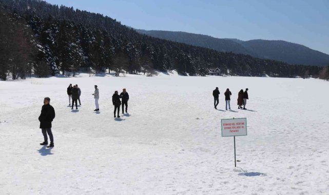 Güneşin kendisini gösterdiği Gölcük Tabiat Parkı&#039;na tatilci akını