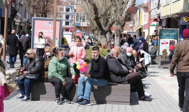 Güneşli havayı fırsat bilen Eskişehirliler kendini dışarı attı