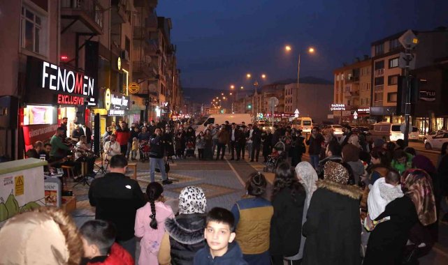 Günün yorgunluğunu sokak konserleriyle atıyorlar