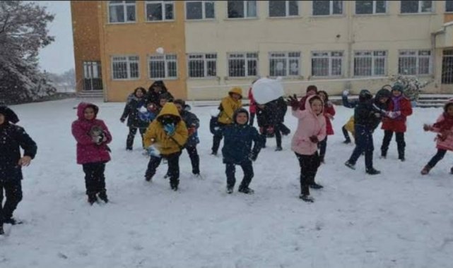 Günyüzü ilçesinde yoğun kar yağışı nedeniyle okullar 1 gün tatil edildi