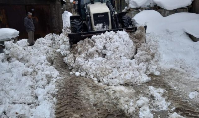 Güroymak'ta karla mücadele çalışması