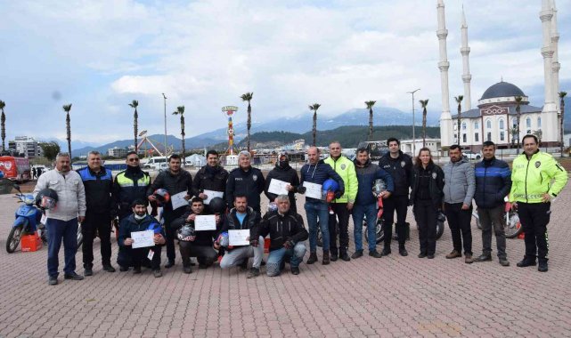 Güvenli sürüş eğitimini tamamlayanlara sertifika ve kask verildi