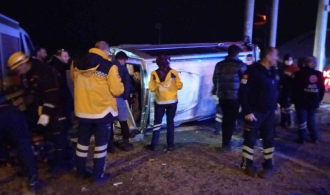 Hafif ticari araçla çarpışan panelvan devrildi: 1 yaralı