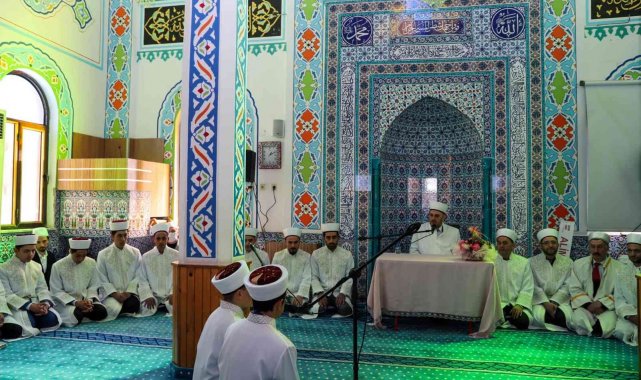 Hafızlar törenle cübbelerini giydi