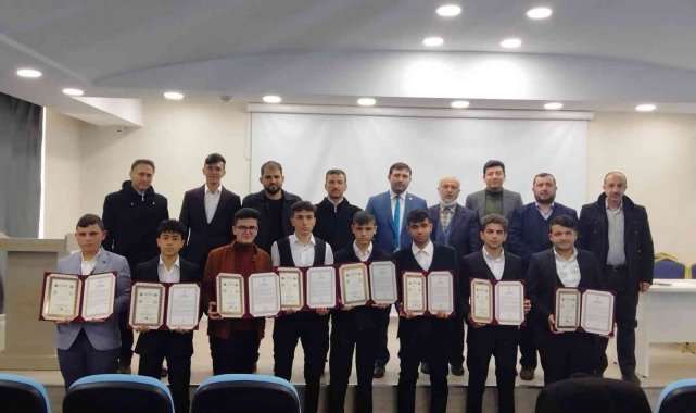 Hafızlık eğitimini tamamlayan 13 öğrenciye belgeleri törenle verildi