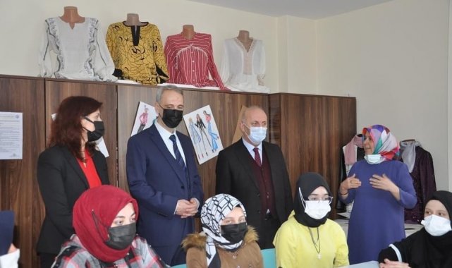 Hafızlık kursu öğrencileri için hediye kıyafet diktiler