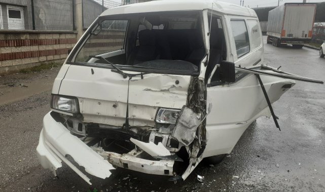 Halk otobüsü ile minibüs çarpıştı: 1 yaralı