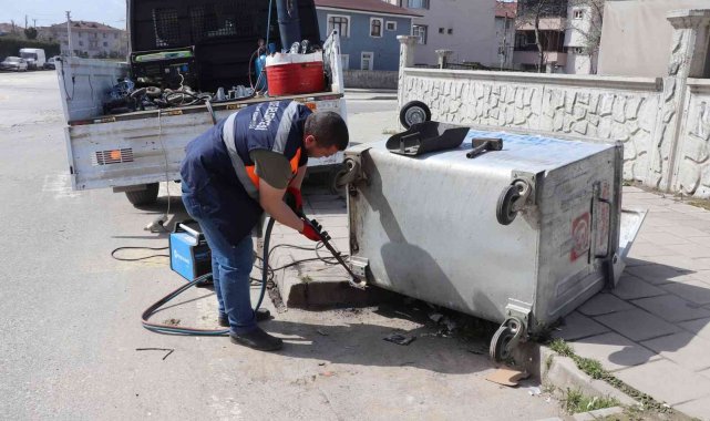 Hasarlı konteynerler tamir ediliyor