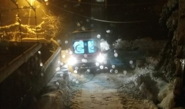 Hasta kar nedeniyle ambulansa kadar iş makinesi ile taşındı