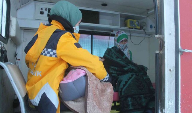 Hastalanan anne ve bebeğine sağlık ekipleri yetişti