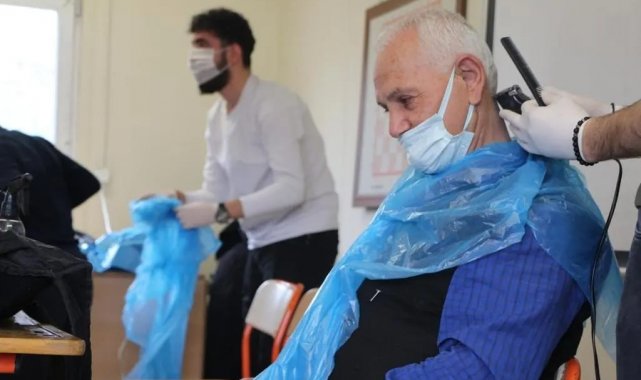Hatay'da gönüllü berber ve kuaförler 450 sığınmacıyı tıraş etti