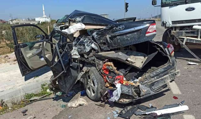 Hatay&#039;da kamyon ile otomobil çarpıştı: 5 yaralı