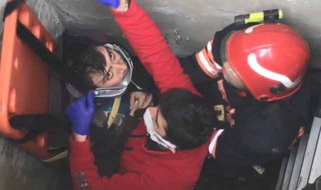 Havalandırma boşluğuna düşen engelli vatandaşı itfaiye ekipleri kurtardı