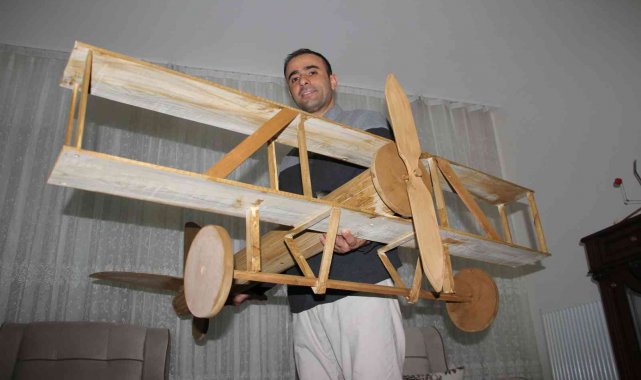 Hayali için evini atölyeye çevirdi, maket uçak yapmaya başladı
