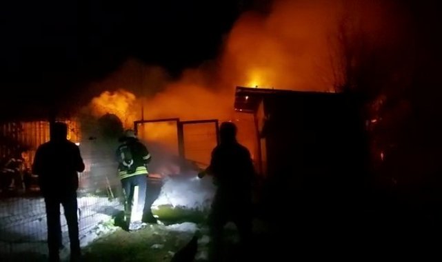Hayvanların bulunduğu ahır alev alev yandı