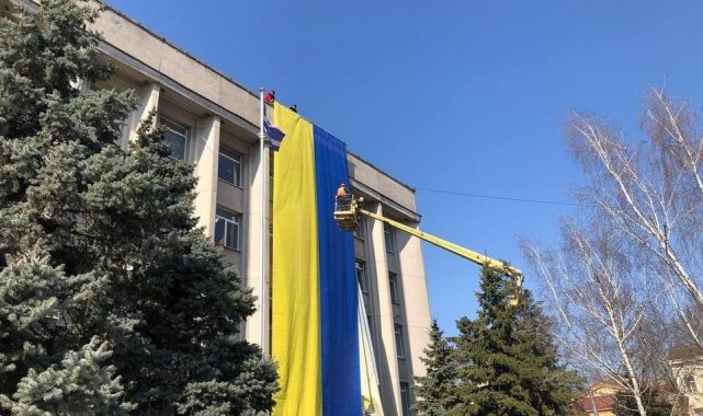Herson'da belediye binasına yeniden Ukrayna bayrağı asıldı