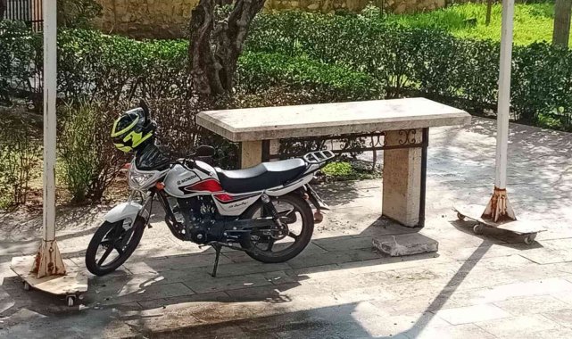 Hırsızlardan bıkan şahıs, motosikletini musalla taşına park etti