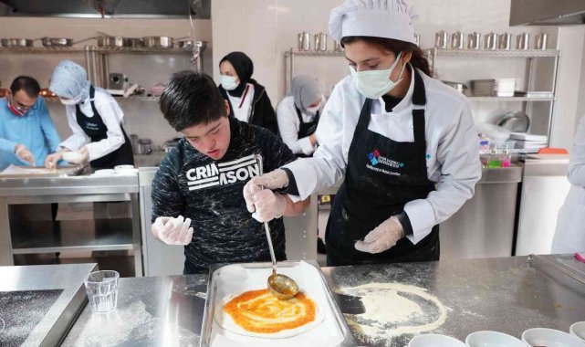 HKÜ'nün şef adayları "Özel Şefler" ile pizza yaptı