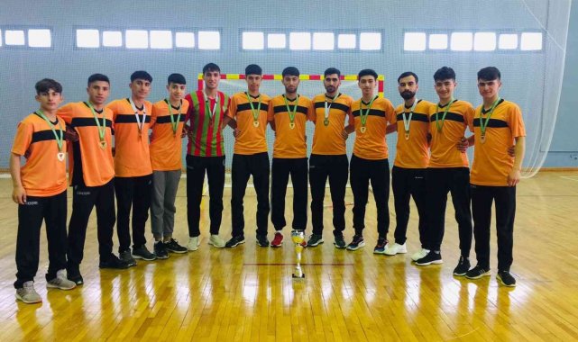 Hokey liginde şampiyon olan Diyarbakır Peyasspor'un sporcuları eğitimde de öncü