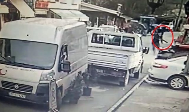 Husumetlisini böyle vurdu, dakikalar sonra elini kolunu sallaya sallaya gitti