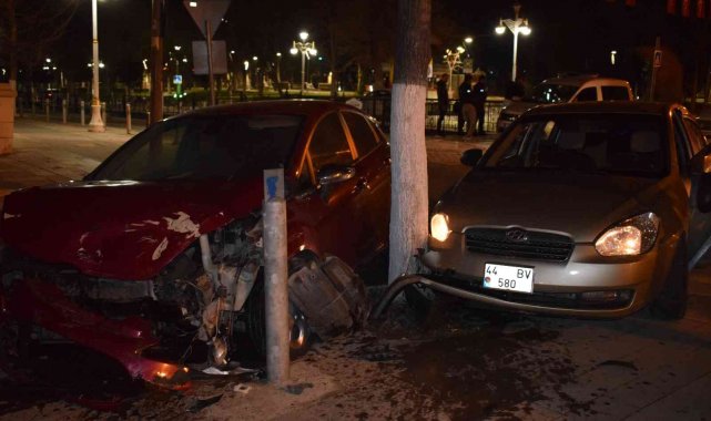 İki otomobil kavşakta çarpıştı: 2 yaralı