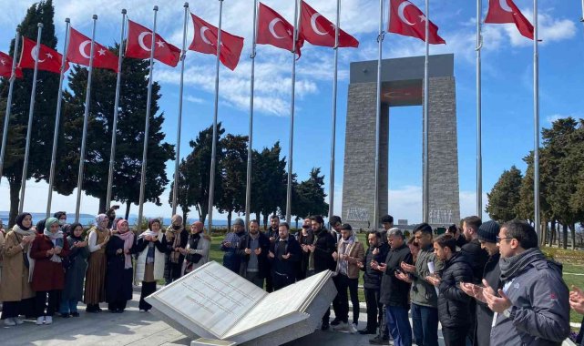 İlahiyat öğrencileri Çanakkale'de ecdadın huzurunda duaya durdu