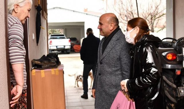 İlçe büyüklerinin ellerini öpüp dualarını aldılar