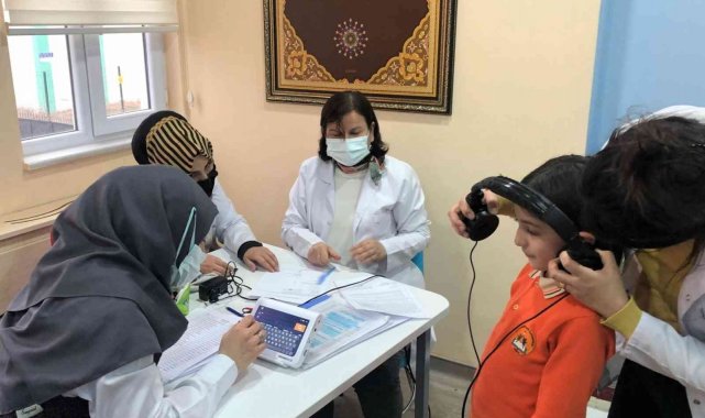 İlkokul öğrencileri işitme tarama testlerinden geçiriliyor