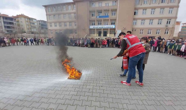 İlkokul öğrencilerine yangın tatbikatı