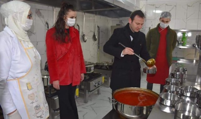 İpsala'da aşevinin ilk sıcak yemekleri ihtiyaç sahiplerine dağıtıldı