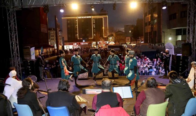 İranlıların kurduğu 'Grup Sema' Van'da sahne aldı