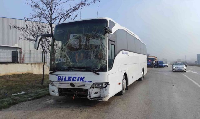 İşçi servisi sis sebebiyle kamyona çarptı