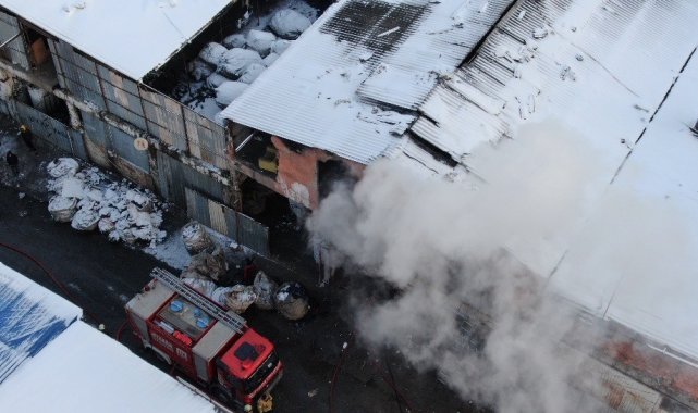 Isınmak için yaktıkları ateş kâğıt deposunda yangına sebep oldu