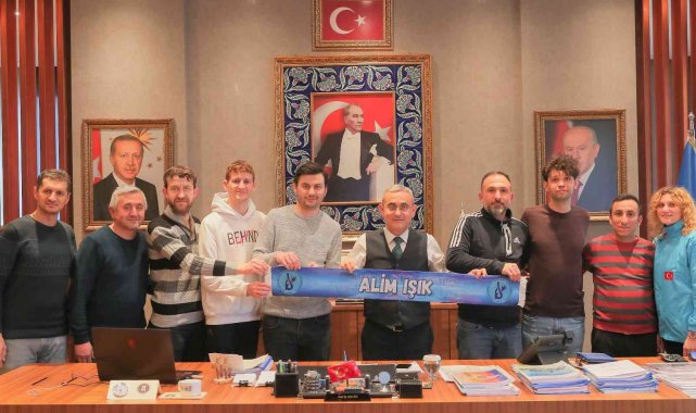 İşitme engelli iki başarılı sporcuyu tebrik etti