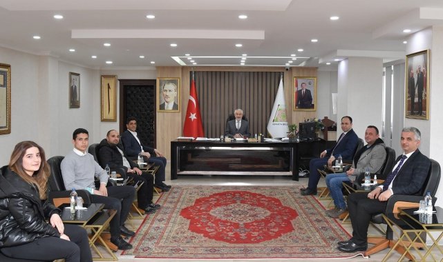 Ispartalı hakemlerden Başdeğirmen&#039;e forma hediyesi