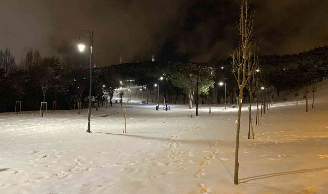 İstanbul Anadolu yakasında sabah saatlerinde kar yağışı etkili oldu