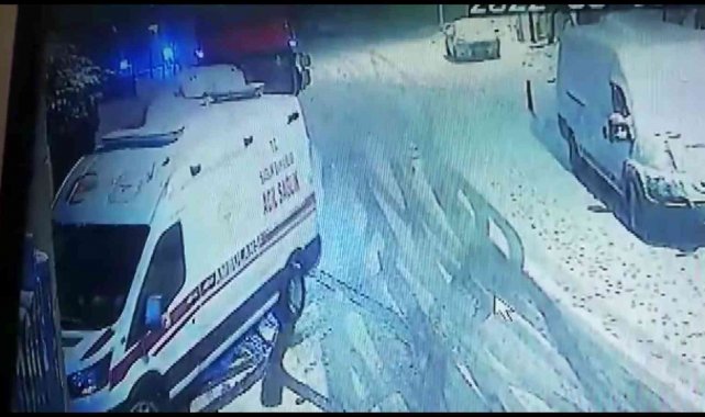 İstanbul Kartal'da karda kayan tır iki araca çarparak durabildi