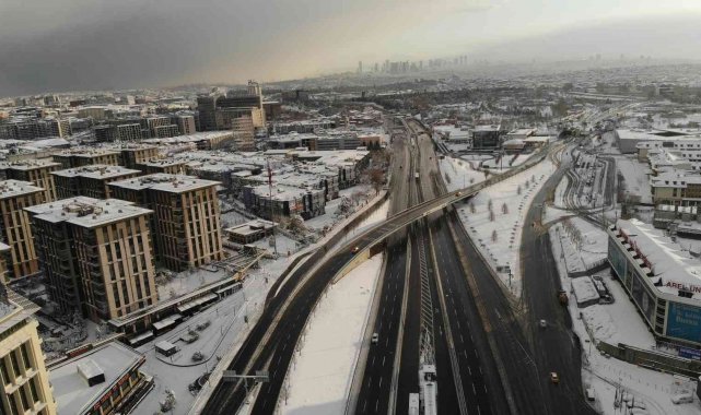 İstanbul'a kar yağdı yollar boş kaldı