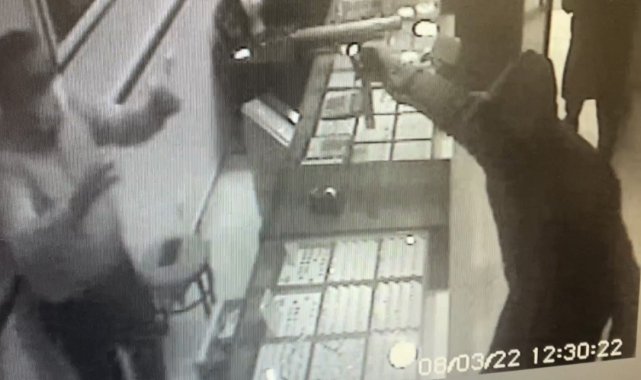 İstanbul'da 1 milyon liralık otomatik silahlı kuyumcu soyguncu kamerada