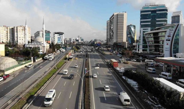 İstanbul'da kar alarmı verildi, yollar boş kaldı, trafik yüzde 11'e düştü
