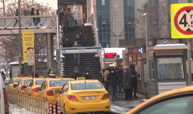 İstanbul'da kar tatili dönüşü vatandaşlar toplu taşıma araçlarına yöneldi