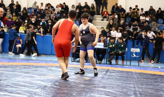 İstiklal Marşı'nın 101. yaşı ve Akif anısına güreş turnuvası yapıldı