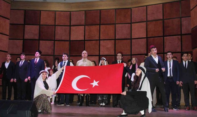 İstiklal Marşı'nın 101. yılı tiyatro gösterileri eşliğinde anıldı