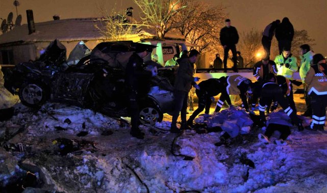 İstinat duvarına çarpan otomobil 4 gence mezar oldu