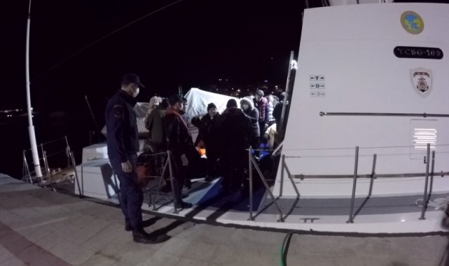 İzmir açıklarında 32 düzensiz göçmen yakalandı