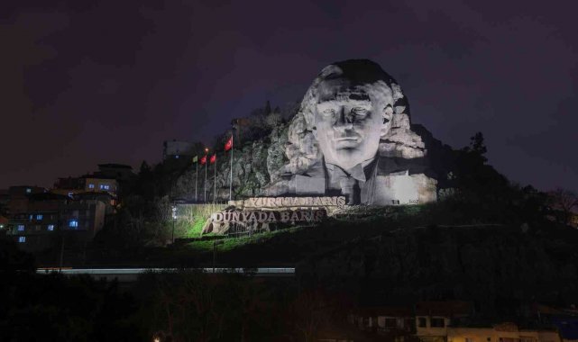 İzmir'de Atatürk maskına özel aydınlatma