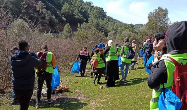 İzmir'de jandarma ve vatandaşlar, doğa temizliği yaptı